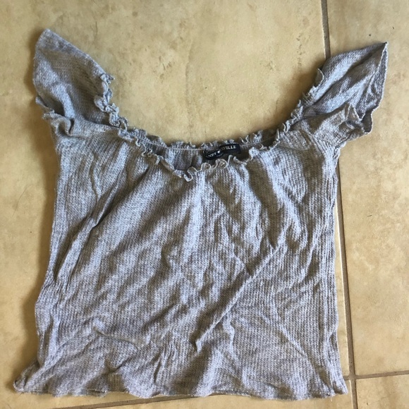 BRANDY MELVILLE GREY OFF THE SHOULDER LETTUCE TRIM - Picture 2 of 3